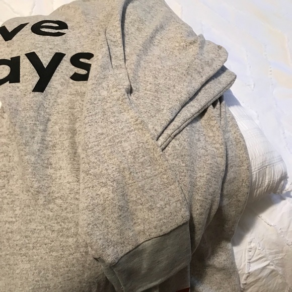 Last๐ฆNew๐โI love Fridaysโ soft top - Picture 4 of 7